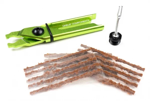 Kit De Réparation Tubeless OneUp EDC Plug & Pliers 3 Kit De Réparation Tubeless OneUp EDC Plug & Pliers