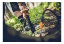 Pompe à Main Lezyne Micro Floor Drive XL (Max 35 Psi / 2.4 Bar) Noir / Or 5 Pompe à Main Lezyne Micro Floor Drive XL (Max 35 Psi / 2.4 Bar) Noir / Or -Entretien Réparation Route Soldes unnamed file 2151