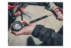 Pompe HP Suspension Lezyne Shock Drive (Max 400 Psi / 27.5 Bar) Noir -Entretien Réparation Route Soldes unnamed file 2220