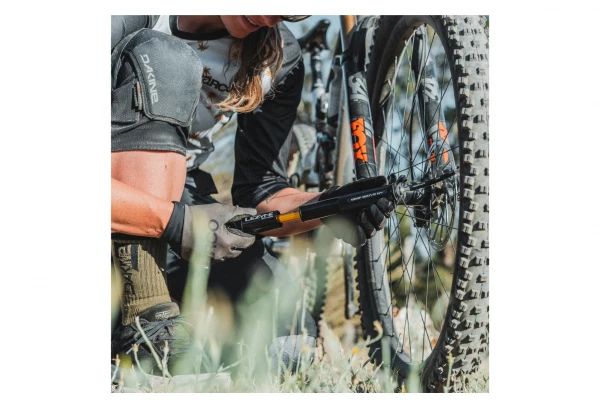 Pompe à Main Lezyne Grip Drive HV S (Max 90 Psi / 6.2 Bar) Noir / Argent 5 Pompe à Main Lezyne Grip Drive HV S (Max 90 Psi / 6.2 Bar) Noir / Argent – Image 3