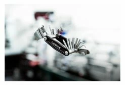 Multi-Outils Lezyne CRV-20 (20 Fonctions) Noir 7 Multi-Outils Lezyne CRV-20 (20 Fonctions) Noir -Entretien Réparation Route Soldes unnamed file 4622