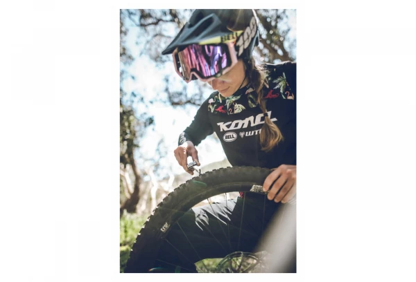 Kit Réparation Tubeless Lezyne Classic Tubeless Kit + 5 Mèches 6 Kit Réparation Tubeless Lezyne Classic Tubeless Kit + 5 Mèches – Image 4